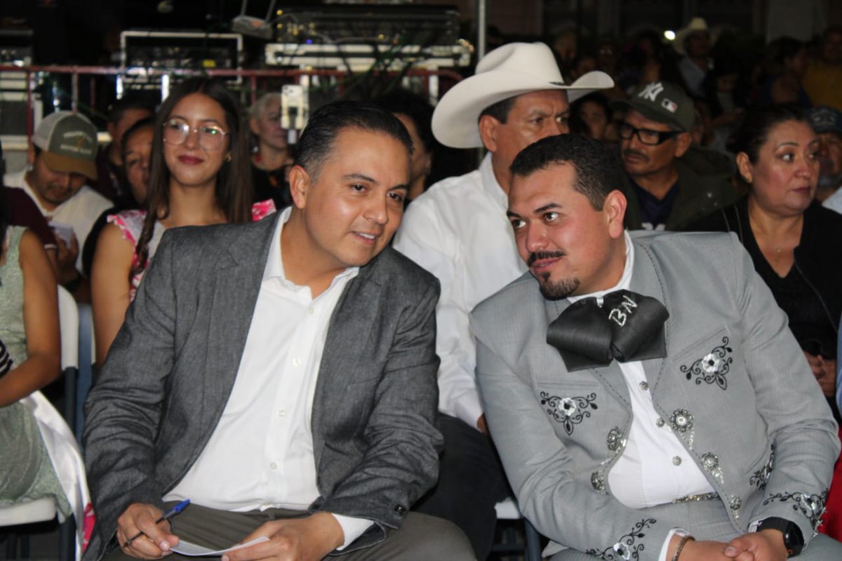 SEGOB_Queretaro's tweet photo. En el marco del 85° aniversario de la fundación de Pedro Escobedo, el secretario de Gobierno, @Eric_gudino acompañó al presidente municipal, Alberto Nava Cruz a la inauguración de la Feria del Grano y la Cantera 2026 🌽⛏️
donde además se llevó a cabo la coronación de la reina 👑

La Feria cuenta con un Pabellón Artesanal que reúne la riqueza cultural, las tradiciones y talento de los artesanos locales.

Dicha feria se llevará a cabo del 8 al 17 de mayo donde podrán disfrutar en familia, de presentaciones artísticas y culturales.

#AquíContigo