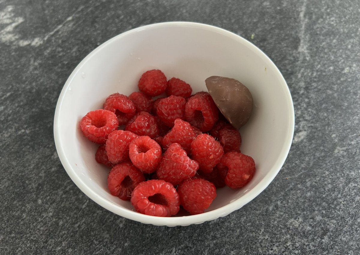 sofiaeats's tweet photo. no raspberry emoji ☹️ https://t.co/CnhfNl2wf9