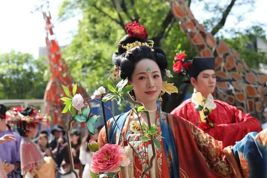 MeetBund's tweet photo. Not into coffee? The 2026 Hongkou Flower Festival brings spring colors to the North Bund. Hanfu-clad Twelve Flower Deities performed dances and shared poems, while a floral corridor showcased garden inspirations from China, Greece, Morocco, Russia and Thailand. 🌸🌺 https://t.co/kjLLp8uZLa