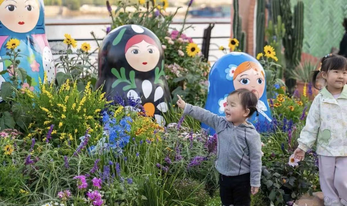 MeetBund's tweet photo. Not into coffee? The 2026 Hongkou Flower Festival brings spring colors to the North Bund. Hanfu-clad Twelve Flower Deities performed dances and shared poems, while a floral corridor showcased garden inspirations from China, Greece, Morocco, Russia and Thailand. 🌸🌺 https://t.co/kjLLp8uZLa