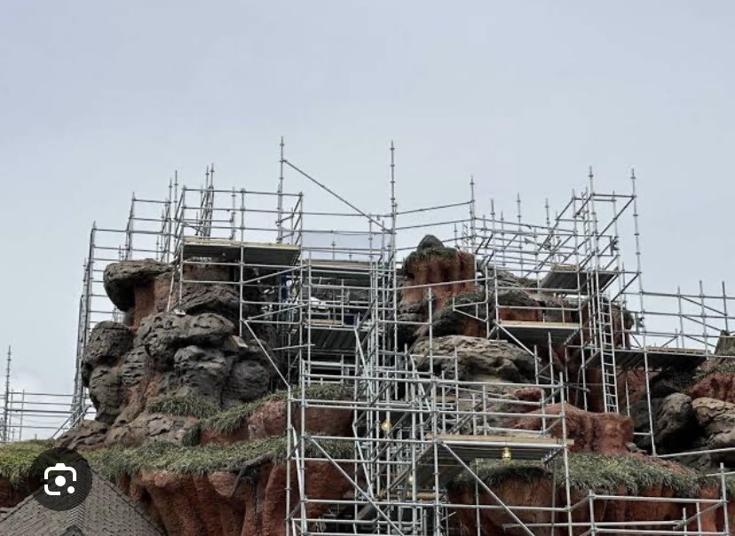 MTARDI32's tweet photo. So why have crowds left @Disney &amp; gone to Universal Studios? It’s real simple. Destroying #SplashMountain. Why go to @DisneyParks when you destroy your most popular ride?

Bring back SM.

#SaveSplashMountain @Disneyland @WaltDisneyCo @WaltDisneyWorld @elonmusk #SaveMagicKingdom https://t.co/U5HdKvK14K