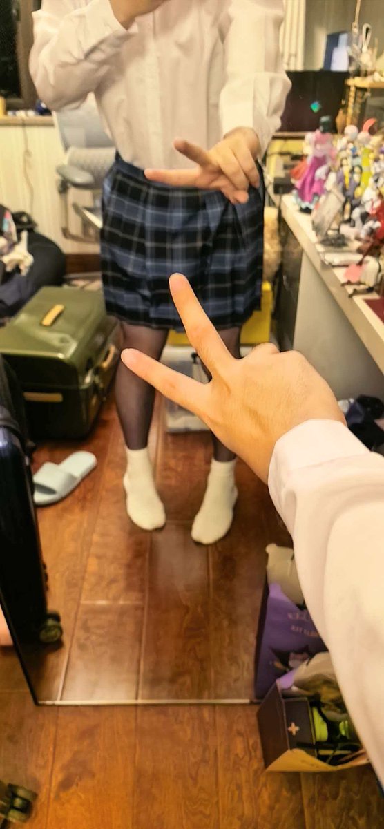 ghostb00k's tweet photo. 大码jk+红内+藏青丝白袜
#男娘 #丝袜套鸡 #jk #白袜 https://t.co/8cFJPuFYuz