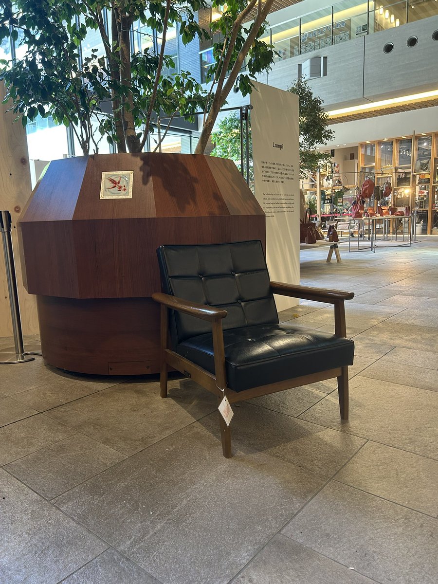 osudeco's tweet photo. 大須DECOではランチを食べたり昼寝もしていただけるカリモク60 Ｋチェアをご用意しています。
座り心地、使い心地を更にリアルにご体感いただけます。

2シーターは店舗ウインドウ前
1シーターはグローバルゲートアトリウム1Fにあります。
ご自由にお使いください🍙🍔😴👩‍❤️‍👩 https://t.co/ikpQffW3tI