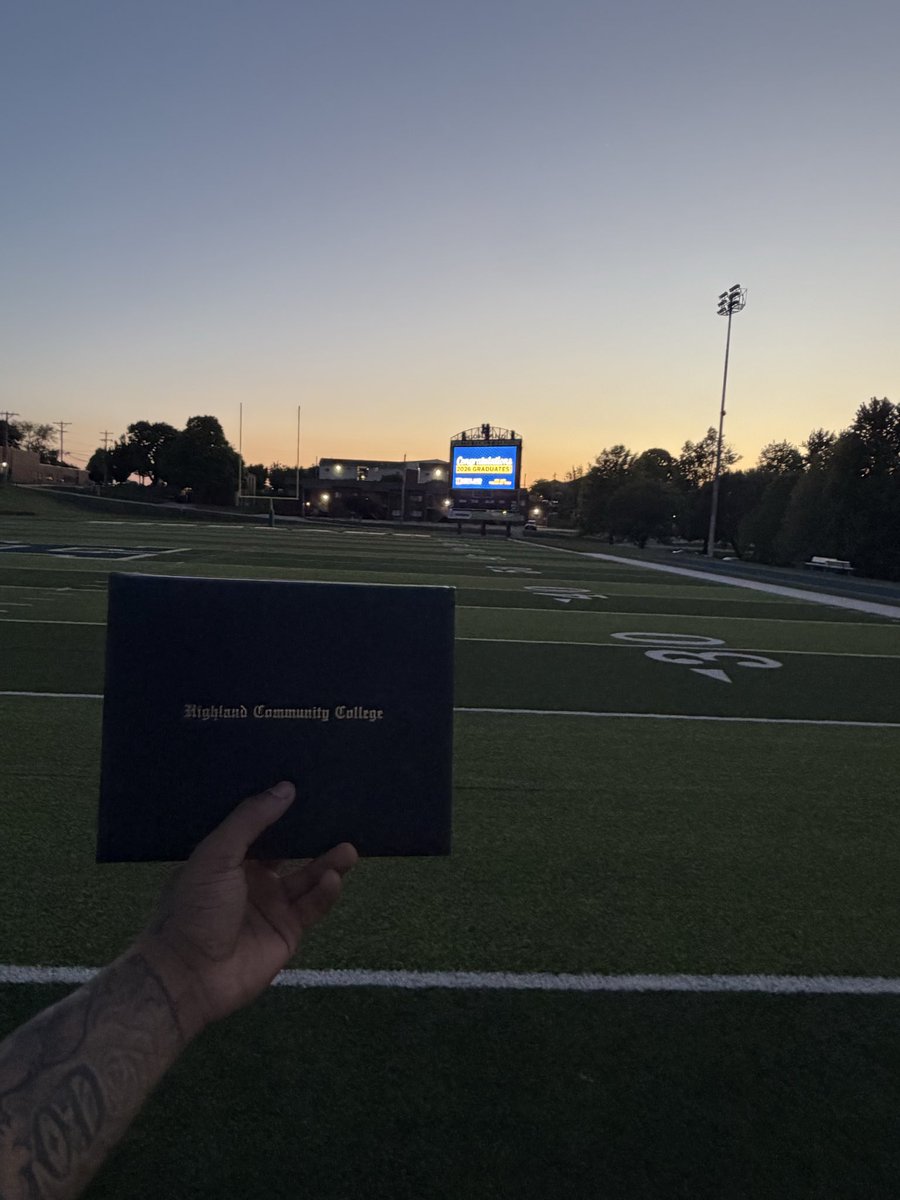 Kirstanwilliam's tweet photo. JOB COMPLETE , THANK YOU FOR EVERYTHING! @SGAHighlandCC @HCCscottieFB #AGTG #jucoproduct #FIRSTGENERATION ! https://t.co/hDZp4LT8RL