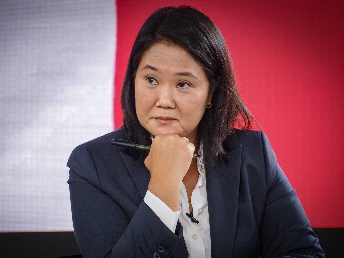 InformaCosmos's tweet photo. LO ÚLTIMO 🇵🇪🗳️| Después de casi un mes de incertidumbre, finalmente quedó definido: Keiko Fujimori y Roberto Sánchez disputarán la presidencia del Perú.

Los resultados de la ONPE, con el 99.227% de actas escrutadas, van así:

🟠 Keiko Fujimori: 17.16% (2 854 687 votos)
🔴 Roberto Sánchez: 12.01% (1 997 684 votos)
🔵 López Aliaga: 11.91% (1 981 288)

La diferencia de votos entre Sánchez y Aliaga es de 16 396. 

Aliaga obtendrá aproximadamente 14 mil votos adicionales entre Lima Metropolitana y Extranjero.  

Como en todos los demás departamentos Aliaga ha perdido y casi en todos está por detrás de Sánchez, ya no le quedan posibilidades de remontar.