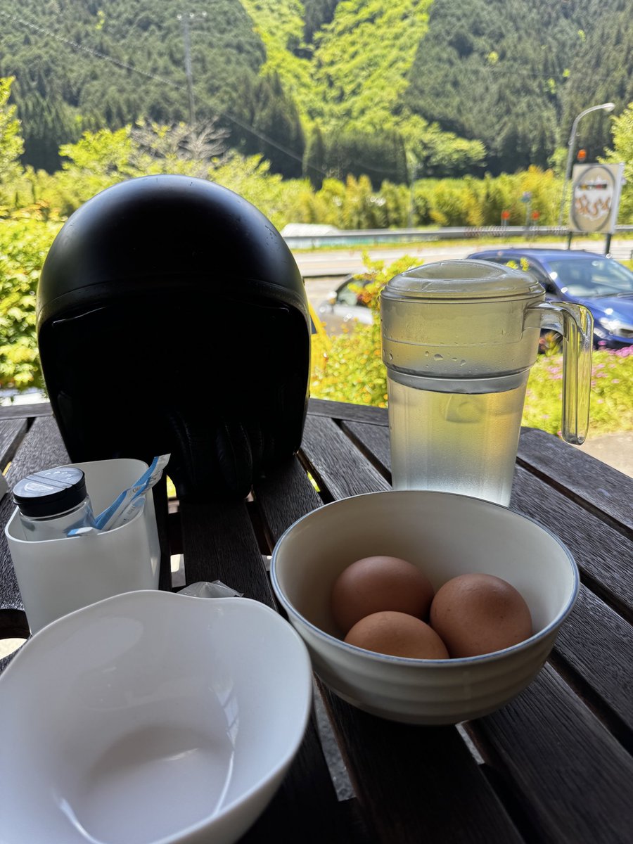 soloritabi's tweet photo. 喫茶らんらん到着
なんか久々っす

めっちゃ天気がいいので外で飯に
ここは注文するとゆで卵無制限で
頂けるので 卵好きの私としては
大満足

今日はお腹空いたので
ゆで卵5個と卵揚げ定食屋 
卵三昧です！
#そろりツーリング https://t.co/FdSgfChQOk