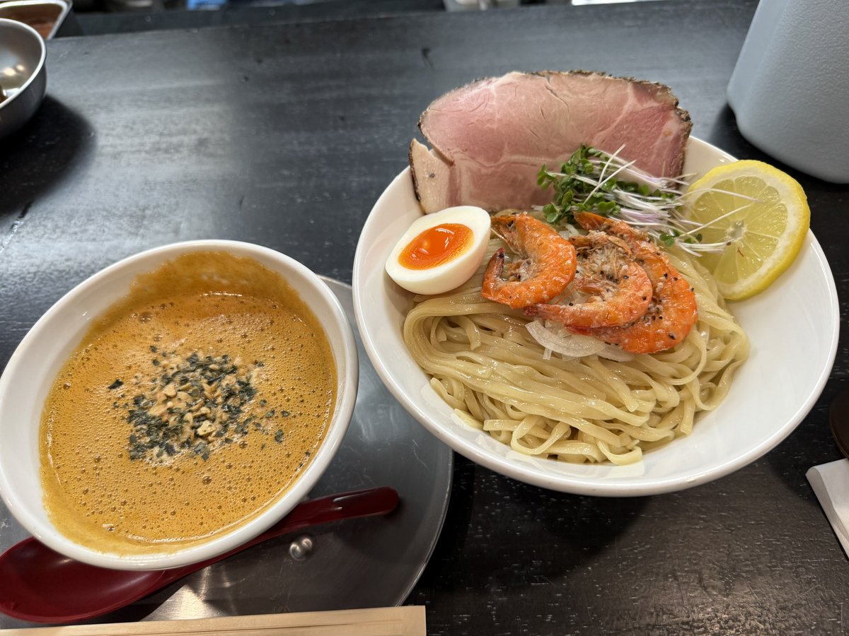 今日の昼ラーは僕家のらーめんRAKUGAKIさんの限定ガーリックシュリンプつけめん大盛♪GWが終わってもこの美味しい🦐はまだ終わらないから最高😋