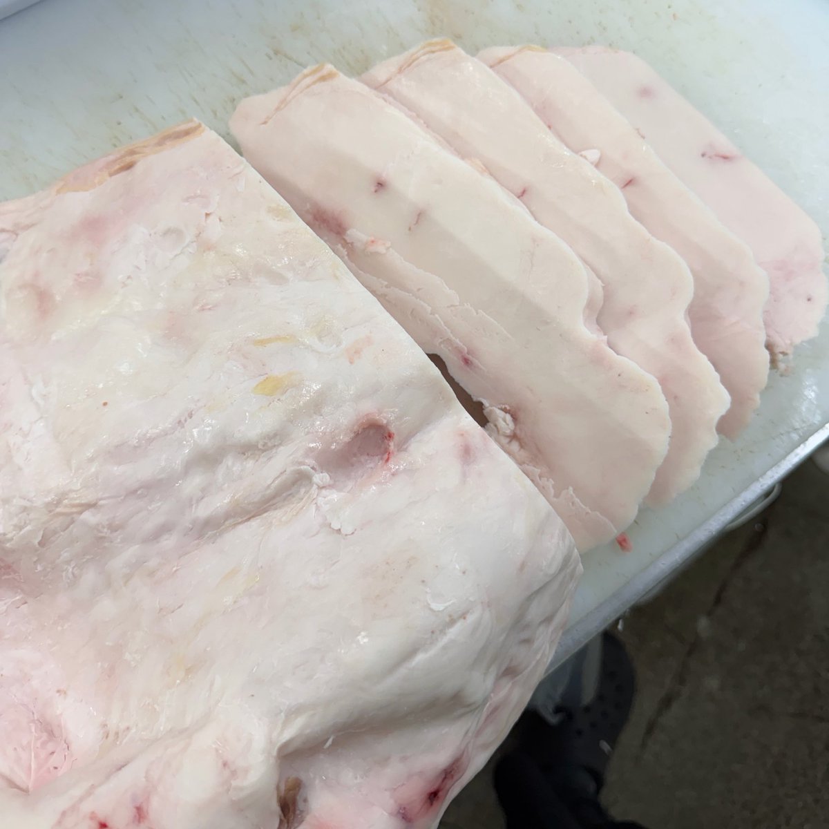 yusuke815's tweet photo. 牛脂をまっすぐ切れないなら肉もまっすぐ切れないと教わりました。 https://t.co/4uQlORHvbp