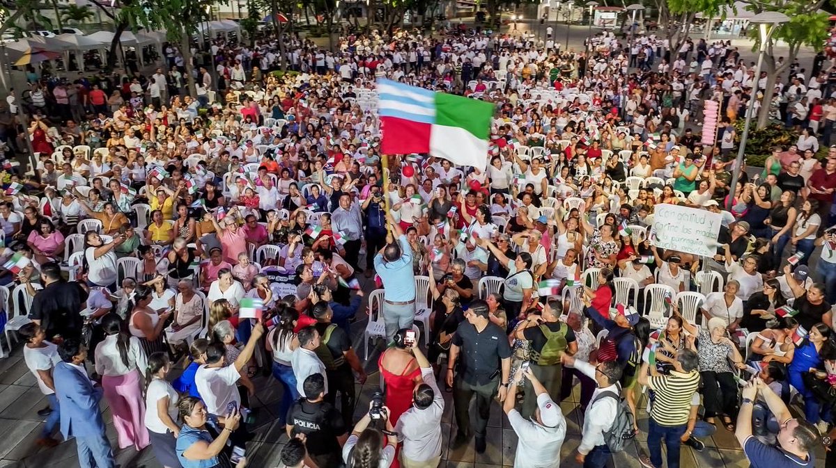 Javier_PincayS's tweet photo. Hoy celebramos a las madres, el corazón de nuestros hogares 💐. Vivimos una tarde llena de emoción en el parque Las Vegas junto a miles de familias. Gracias por su amor, fortaleza y entrega infinita. https://t.co/nRFwUslxFx
