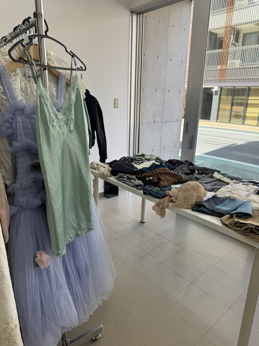 oshgoto's tweet photo. 予定よりかなり早いですが、お店開けました！日暮里でお待ちしてます〜

安いものは500円〜で、お高めのものも冬物は前回よりかなりお安くしてます！
ご試着可能です！ https://t.co/qTy8JvIn1G