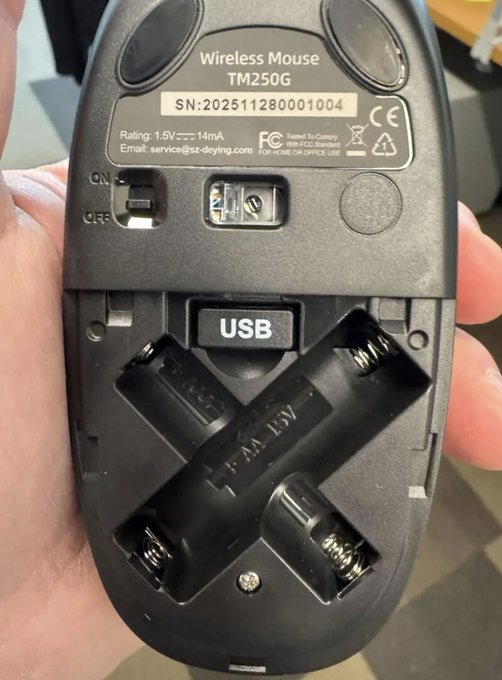 odanielscott's tweet photo. Vi esse um mouse em um post do Twitter e a primeira coisa que me surpreendeu foi esse compartimento de bateria em forma de X.

Olha que interessante: o mouse permite que você use tanto a pilha AA quanto a AAA, qualquer uma que você tenha em casa.

E repare que é fisicamente impossível carregar as duas ao mesmo tempo. Por isso, o fabricante não precisa fazer um manual de instruções ou colocar um adesivo com aviso, tipo na embalagem de ovo o aviso do "contém ovo".

A própria geometria impede que o cliente faça merda. No Japão existe uma palavra para isso:
poka-yoke = "à prova de erros."

O produto recusa sua estupidez antes que você possa oferecê-la. Imagina como o mundo seria melhor se mais coisas fossem assim...

PS: vi esse mouse no post do Anul Agarwal.