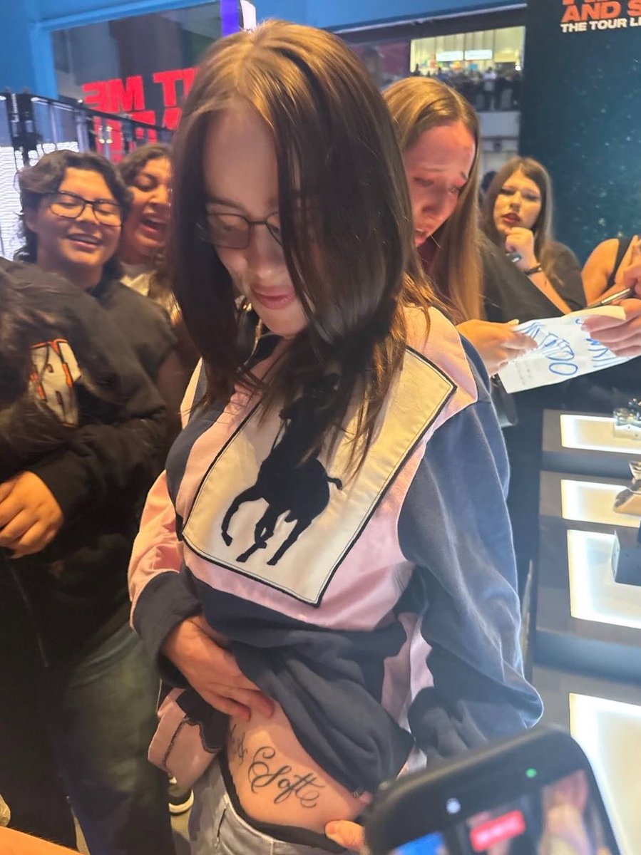 MEU DEUS! Billie Eilish mostrando sua tatuagem “hard and soft”.