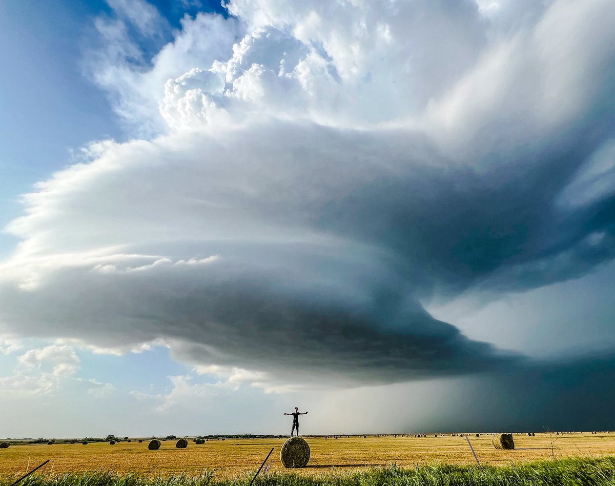 scr0sX's tweet photo. Solid supercell today in southwest Oklahoma. Good redemption for all the whales mouths this year. Had forcing not been so lackluster, thing thing may have persisted to sunset and been Earth 2.0. 

Great time! https://t.co/eSpeM29OHs