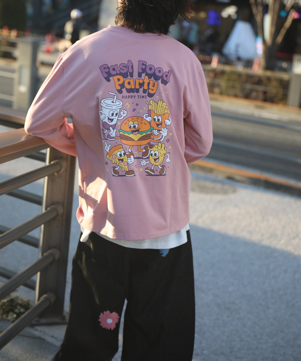 hooktokyo's tweet photo. ポップなファストフードキャラクターが目を惹くグラフィックロンT。
キャッチーなカラーリングと遊び心のあるデザインで、コーデの主役になる一枚。
ゆったりシルエットで、ストリートやカジュアルスタイルにも合わせやすいアイテムです。
#ZOZOTOWN にて販売中。

PRICE：¥5,090（税抜）
品番：hklt6818a

A graphic long sleeve tee featuring eye-catching fast food characters.
The playful design and catchy color palette make it the highlight of any outfit.
Designed with a relaxed silhouette that pairs easily with both streetwear and casual looks.
Now available on ZOZOTOWN.

#HOOK #HOOKTOKYO #HOOKoriginal
#ロンTコーデ #グラフィックロンT #グラフィックT #ストリートコーデ #韓国ファッション #ユニセックスコーデ #カジュアルコーデ #zozo #26SS #y2kファッション #streetwear #streetstyle #graphictee #koreanfashion #y2kstyle #japanfashion #lookbook #fashiongram #fastfoodstyle #popdesign #dailyoutfit #unisexstyle #newarrival #summerfashion
