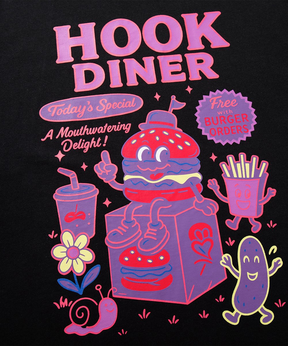 hooktokyo's tweet photo. ポップなファストフードキャラクターが目を惹くグラフィックロンT。
キャッチーなカラーリングと遊び心のあるデザインで、コーデの主役になる一枚。
ゆったりシルエットで、ストリートやカジュアルスタイルにも合わせやすいアイテムです。
#ZOZOTOWN にて販売中。

PRICE：¥5,090（税抜）
品番：hklt6818a

A graphic long sleeve tee featuring eye-catching fast food characters.
The playful design and catchy color palette make it the highlight of any outfit.
Designed with a relaxed silhouette that pairs easily with both streetwear and casual looks.
Now available on ZOZOTOWN.

#HOOK #HOOKTOKYO #HOOKoriginal
#ロンTコーデ #グラフィックロンT #グラフィックT #ストリートコーデ #韓国ファッション #ユニセックスコーデ #カジュアルコーデ #zozo #26SS #y2kファッション #streetwear #streetstyle #graphictee #koreanfashion #y2kstyle #japanfashion #lookbook #fashiongram #fastfoodstyle #popdesign #dailyoutfit #unisexstyle #newarrival #summerfashion