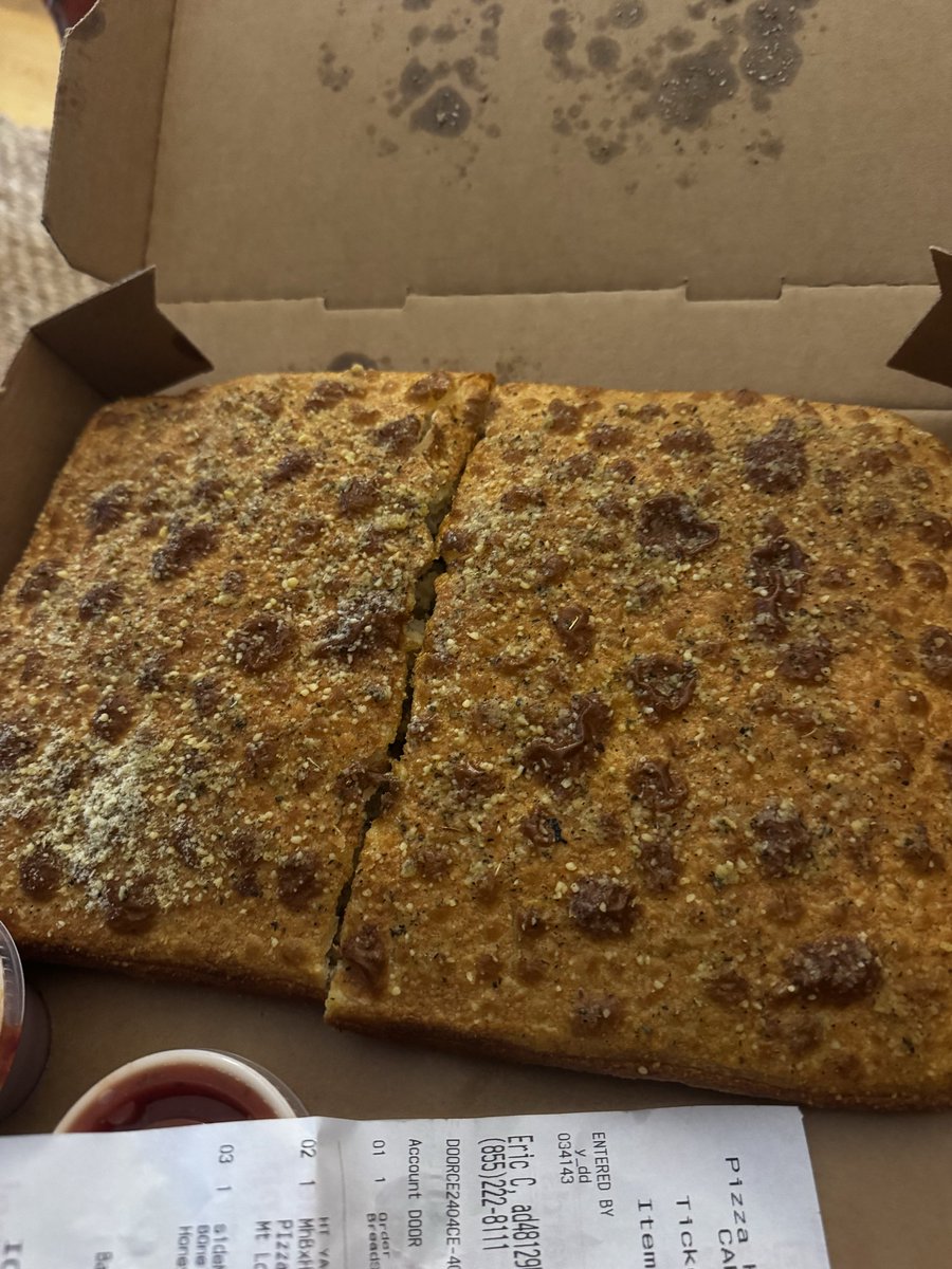 emc440's tweet photo. @pizzahut what the heck is this mess? Worse @pizzahut I’ve ever had! 
Couldn’t even eat it!’ https://t.co/kXtZ9jVsFM