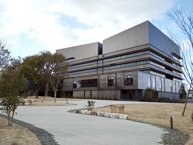 Mid_observatory's tweet photo. 八代市議会の「ドン」が前田建設に市庁舎建設の便宜をはかり収賄の疑いで逮捕された事件。これは、なぜ自民党がハコモノをつくりたがるかを、如実に説明しています。金など“見返り”が欲しいからです。これは自民党の「ビジネスモデル」です。だから、全国でスクラップ＆ビルドが止まらないのです。 https://t.co/ol0nJlq97J