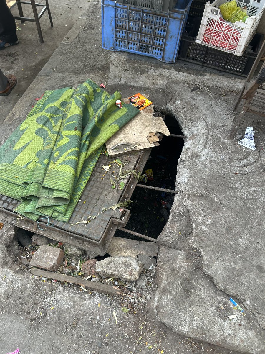 SNetawane13327's tweet photo. Open and damaged gutter/drain cover at Nester D’Souza Compound near Lucky Hotel, Kalina Santacruz East.People can get seriously affected or injured due to this unsafe open drain. It is also creating unhygienic conditions and risk ofdisease. Request immediate repair https://t.co/tcKov50QQV