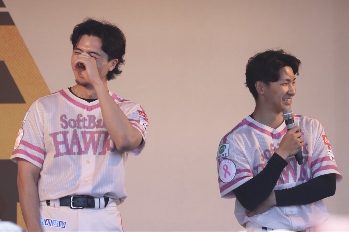 m19k57's tweet photo. ハイタッチとトークショーは上沢投手と藤原投手でしたー
休日は上沢さんのピッチングを見て勉強している藤原投手
照れる上沢さん🙈 https://t.co/p59t59Bf6u