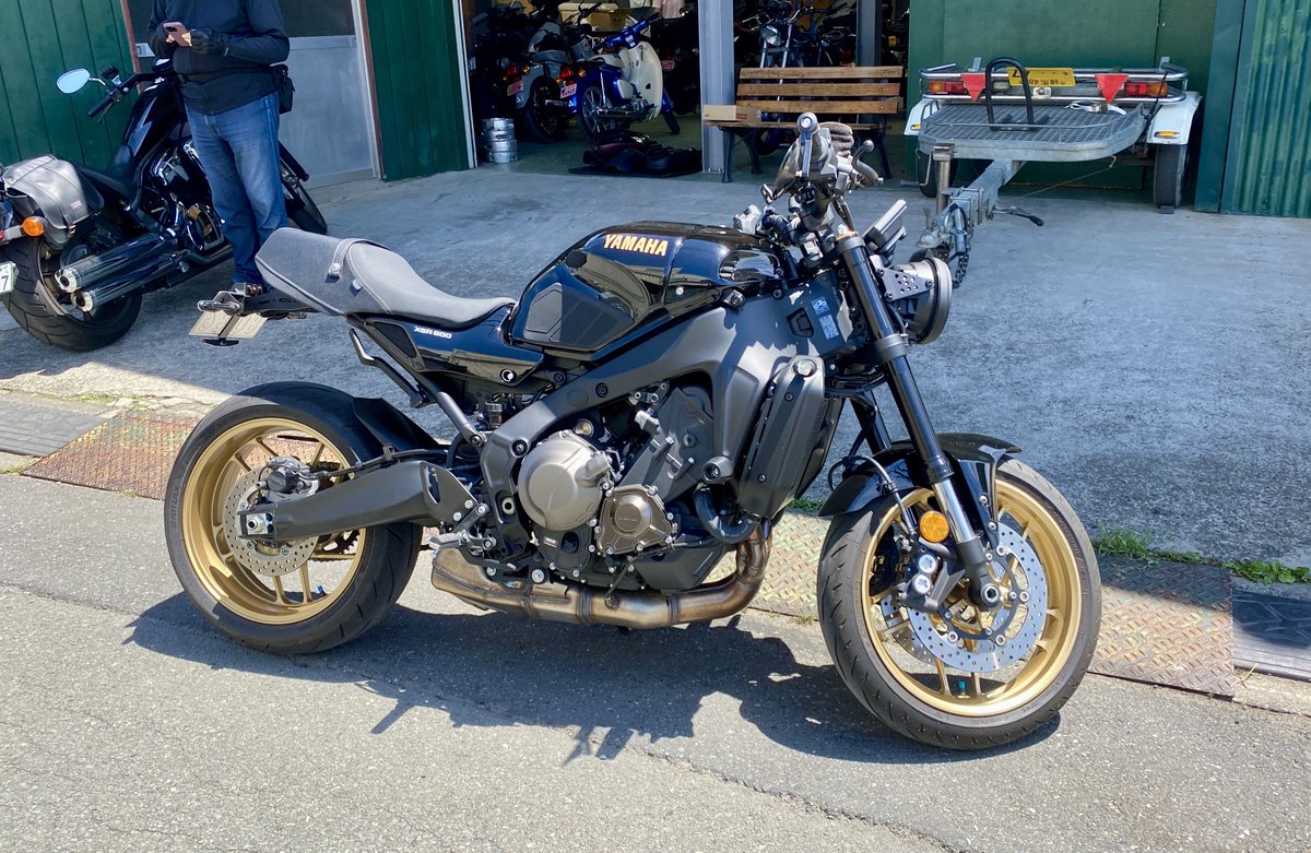 KandH_seat's tweet photo. 先程ご来店くださいましたXSR900のお客様☺️ライコランドで弊社のシートを見かけて気になったという事でシングルシートとハイシートをお試し頂きました。

ハイシートの乗り心地とシングルシートのシルエットのカッコよさで迷われていたご様子😊
『一度持ち帰りじっくり考えてきます』

またお待ちしておりまーす！👍
（staff M）