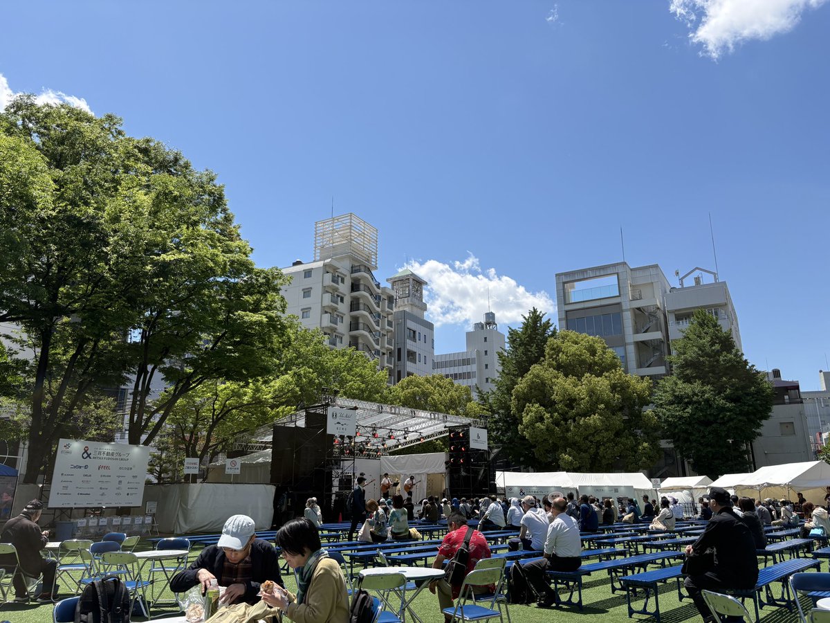 hinaria2's tweet photo. 矢場公園到着
暑いくらいが丁度いい
黄金に輝くお水が映える✨ https://t.co/ZReGaud1QU