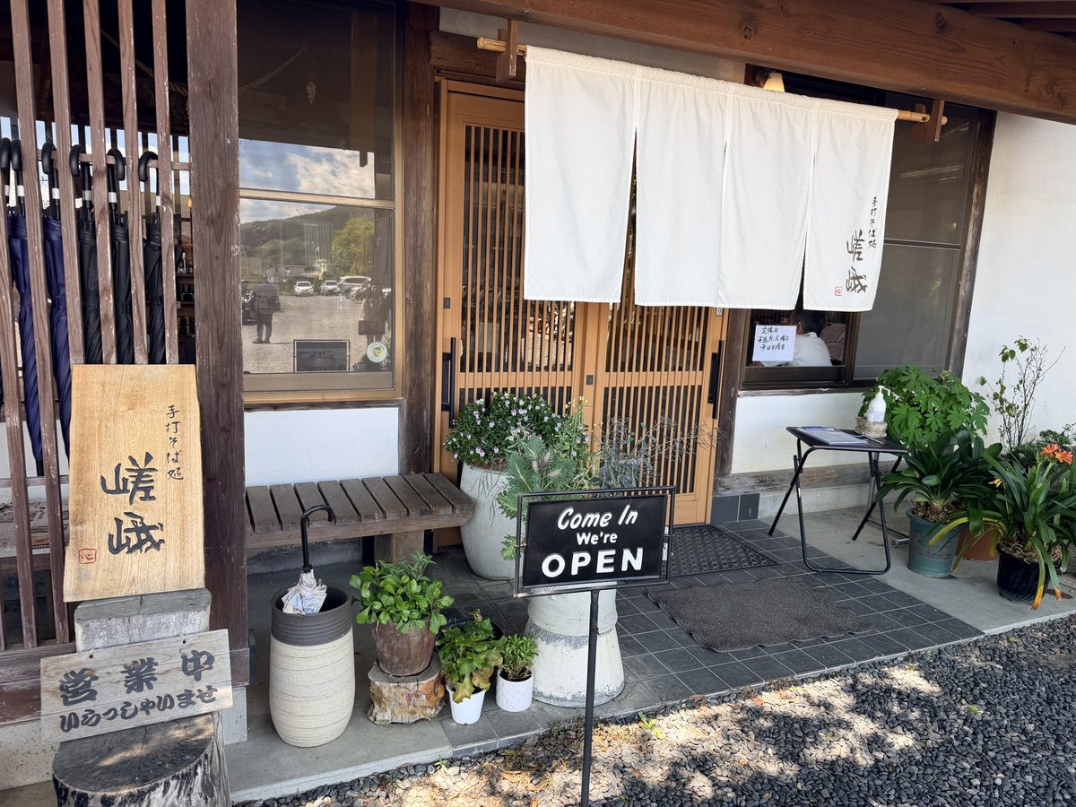 honinger's tweet photo. オススメされた店来てみた。蕎麦は細め、まあまあコシあって良い。それよりこの店は天ぷらが美味い。手打ちそば処嵯峨。 https://t.co/CmYBmNJleC