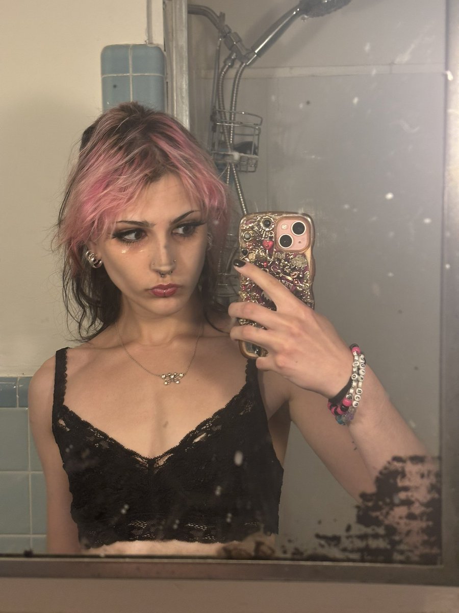 emo henrietta of shedtwt tweet media