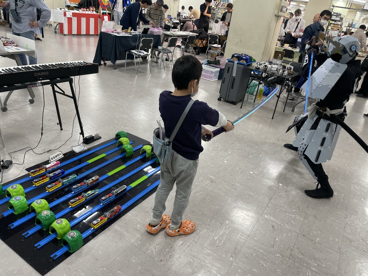 Tetsuji_Katsuda's tweet photo. プラレールの前で謎の決闘が行われました。
 #つくろがや https://t.co/N5PXE0MlS0