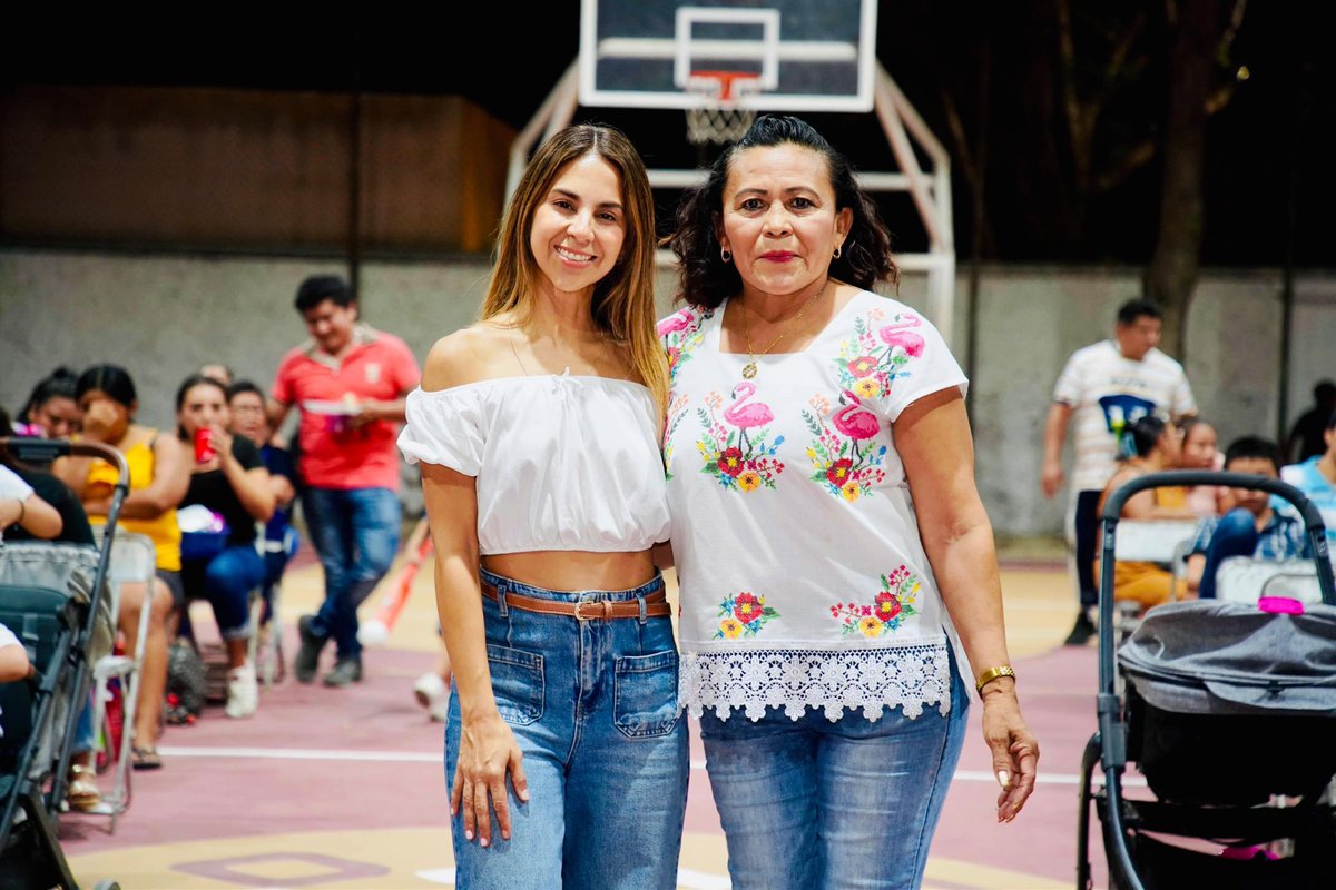 isabelrdzh's tweet photo. Muchas gracias a Liz por invitarme a compartir una tarde tan especial en la comisaría de Cholul. Me dio gusto convivir con las mamás, celebrar con ellas y también consentir a los más pequeños con algunos regalitos por el Día del Niño.💐🥳 https://t.co/8Lbq6skeYj