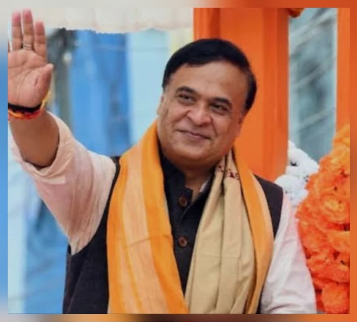 MrMishra's tweet photo. किसी को इतना अपमानित मत करिए कि वह आपकी जड़ों में आचार्य चाणक्य की तरह मट्ठा डालने पर उतर आए

और आप महानंद से नालानंद बन जाएं

कहा जाता है कि हिमंता बिस्वा सरमा जी को राहुल गांधी ने मिलने का समय नहीं दिया, फिर इंतजार करवाया और चाय के साथ अपने डॉगी का बिस्कुट पेश किया।

नतीजा, असम से कांग्रेस साफ हो गई।

और अगर भविष्य में शर्मा जी को प्रधानमंत्री बनने का बड़ा अवसर मिला तो राजपरिवार की राजनीति हमेशा के लिए समाप्त हो सकता है।

कहा जाता है कि वे अटल जी या मोदी जी की तरह शांत नहीं, बल्कि “खेड़ा का पेड़ा” बनाने की खुली बात करने वाले नेता हैं।

पूज्य योगी आदित्यनाथ जी को मुलायम सिंह यादव और मुख्तार अंसारी जैसे लोगों से इतना संघर्ष झेलना पड़ा कि वे संसद में रो पड़े थे।

आज हाल ये है कि मुस्लिम माफिया खत्म हो चुके है। अतीक मुख्तार अपनी कब्र में करवटें बदल रहे हैं और मुलायम का बेटा “पंडी जी कहेंगे तो ये भी करुंगा, पंडी जी कहेंगे तो वो भी करुंगा…” का पहाड़ा पढ़ने को मजबूर दिख रहे हैं।

सुवेंदु अधिकारी के पिता ने टीएमसी की सेवा की, खुद सुवेंदु ने नंदीग्राम और सिंगुर आंदोलन में ममता का साथ दिया।

लेकिन एक दिन अभिषेक बनर्जी के लिए उनसे कुर्सी खाली करने को कहा गया, जबकि वहां सिर्फ दो कुर्सियां थीं।

आज वही सुवेंदु अधिकारी ममता बनर्जी की राजनीति को जमीन के नीचे दफ्न कर चुके हैं। आगे क्या होगा, समय बताएगा।

ऐसे में कबीर का दोहा याद आता है—

“निर्बल को न सताइए, जिसकी मोटी हाय।
मुए खाल की श्वास से, लोह भसम होई जाय।।”