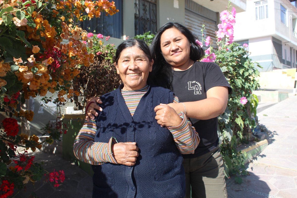 MIDIS_Pension65's tweet photo. ✨ ¡Sazón que abriga el alma! 👵🏽🥣
En este #DíaDeLaMadre, celebramos a doña Clorinda y doña Angélica, usuarias de #Pensión65 en #Moquegua que alimentan a Samegua con su tradicional chairito y puro amor de madre. ❤️🇵🇪 ¡Guardianas de nuestra cultura!
🔎 Nota https://t.co/6c5xXD4flw https://t.co/k2czNT6a0t