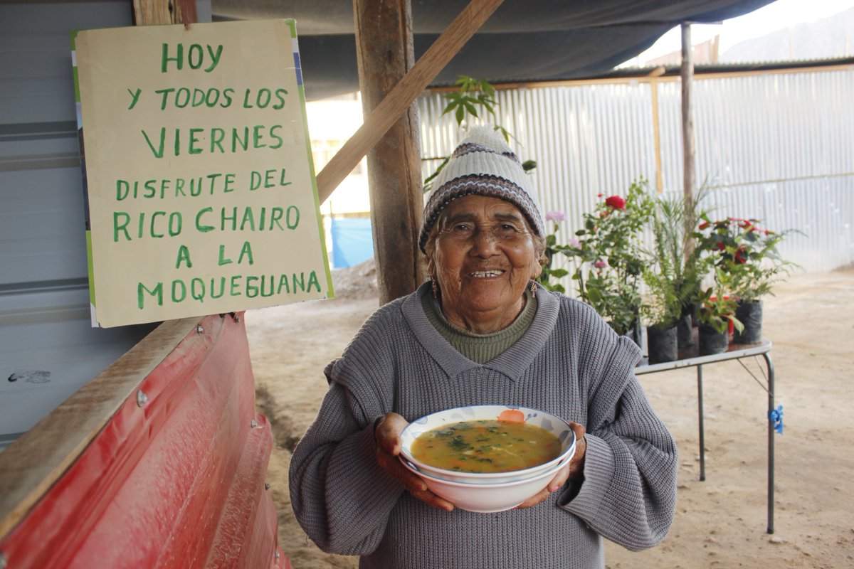 MIDIS_Pension65's tweet photo. ✨ ¡Sazón que abriga el alma! 👵🏽🥣
En este #DíaDeLaMadre, celebramos a doña Clorinda y doña Angélica, usuarias de #Pensión65 en #Moquegua que alimentan a Samegua con su tradicional chairito y puro amor de madre. ❤️🇵🇪 ¡Guardianas de nuestra cultura!
🔎 Nota https://t.co/6c5xXD4flw https://t.co/k2czNT6a0t