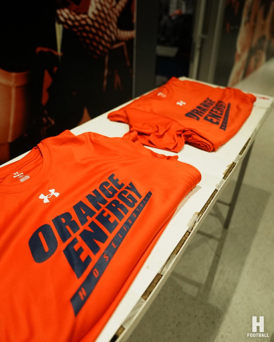この度、アンダーアーマー社製オレンジTシャツをご提供いただきました