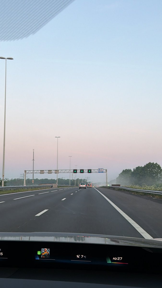 DaanvKleef's tweet photo. @RWSverkeersinfo goedemorgen, het is 05:56. Er is hier precies 2 man en een paardenkop. Waarom is die derde baan open? Op de A12 tussen Utrecht en Veenendaal kan je op deze manier nooit 130. https://t.co/v1EIqB6Ein