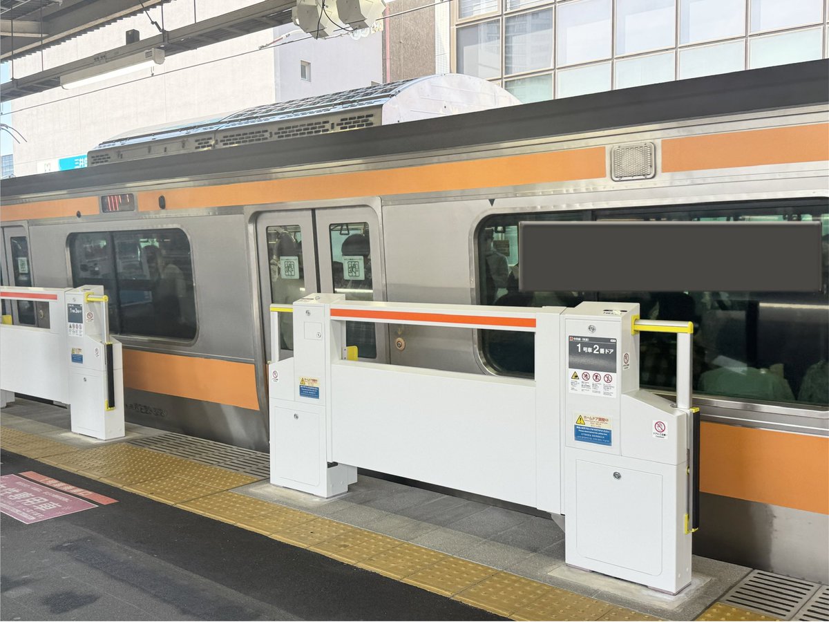 kamaboko_FD's tweet photo. JR中央快速線 中野駅

⬛︎ ホームドアが設置されました！

本日は8番線に設置されました。

あすは
▶︎ 中野駅 6番線 本体設置
▶︎ 荻窪駅 3,4番線 稼働開始

となる予定です。
#中央線 #ホームドア #中野駅 https://t.co/YyKQtcAvVp