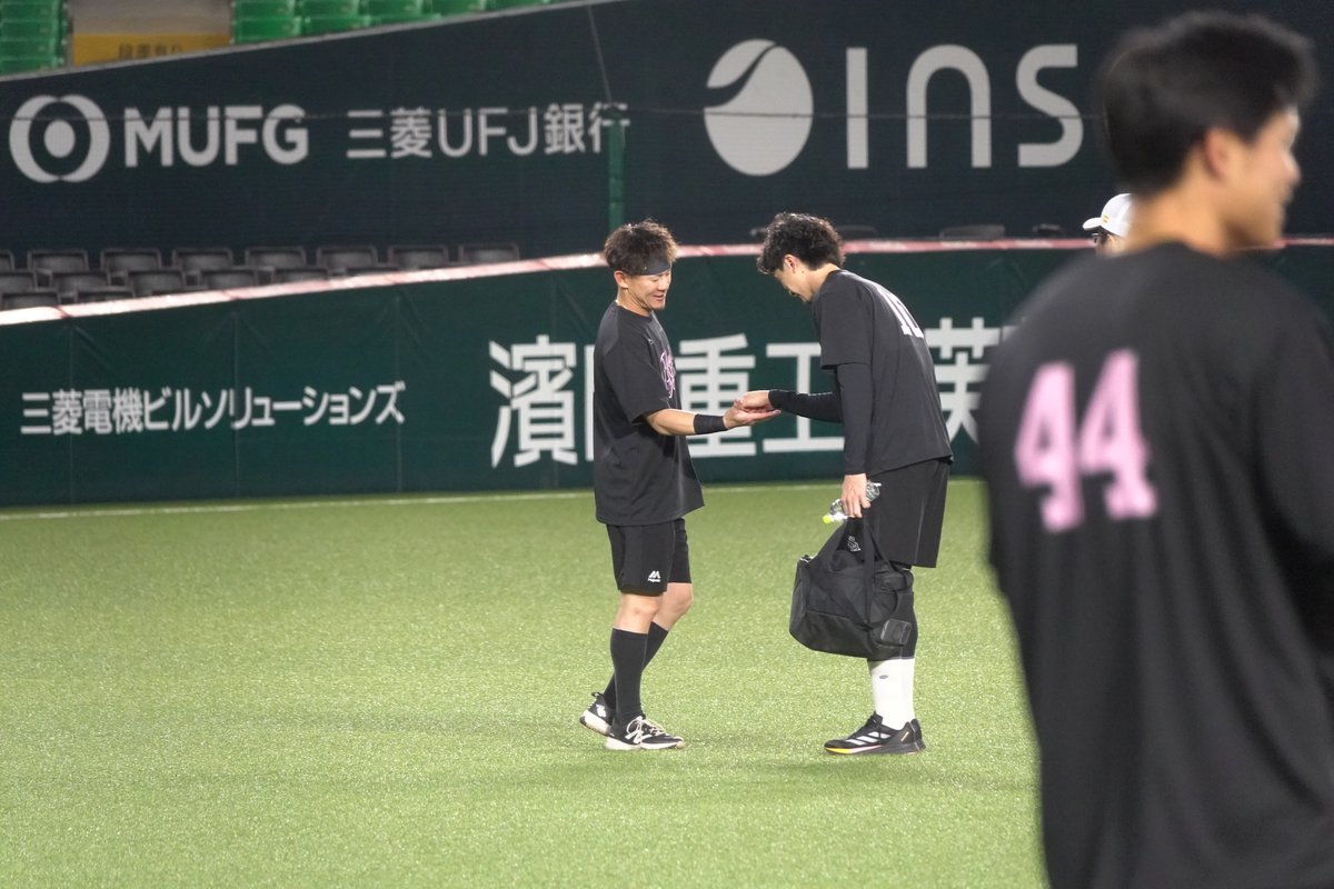 gakutakemura314's tweet photo. 上沢直之投手と、牧原大成選手…🤔 https://t.co/Eyvs0eRQtE