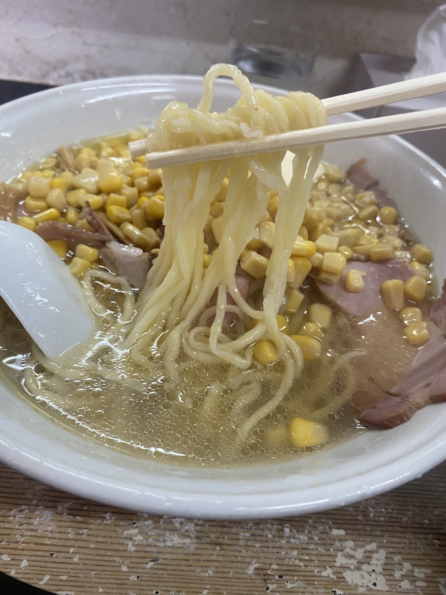 karimeroaka's tweet photo. 手打焔
塩バターコーンチャーシューワンタン麺

久々に塩〜にバターとコーンを添えて！
序盤はバターの無いエリアを食べいつもの味を！徐々にバターを溶かしコクをプラス！
美味〜っ
コーン残すの勿体ないので久々に完飲完食！
最高でした〜　
ご馳走様でした〜 https://t.co/3aB7Exn3Z7