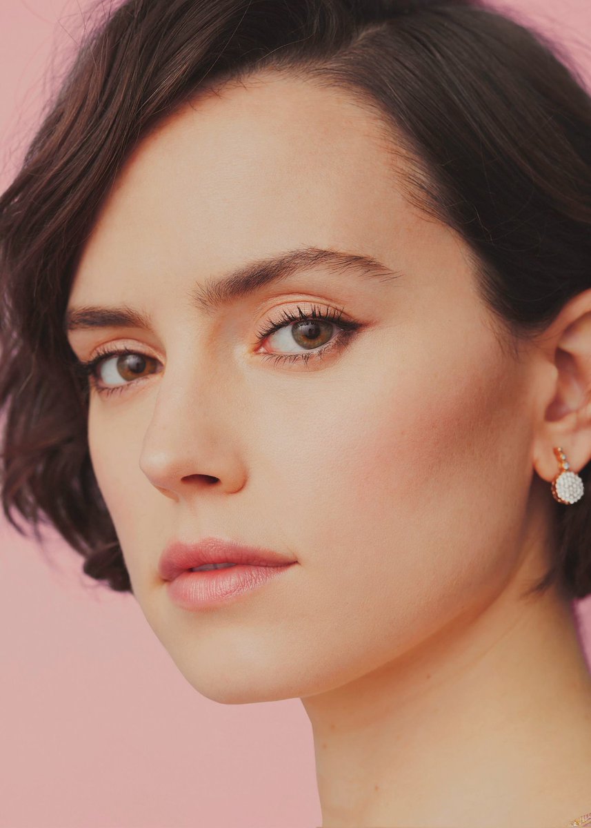 Scavenger_Jakku's tweet photo. Queen she Daisy Ridley 💖👑🌼 #DaisyRidley https://t.co/yAmybEVU8F