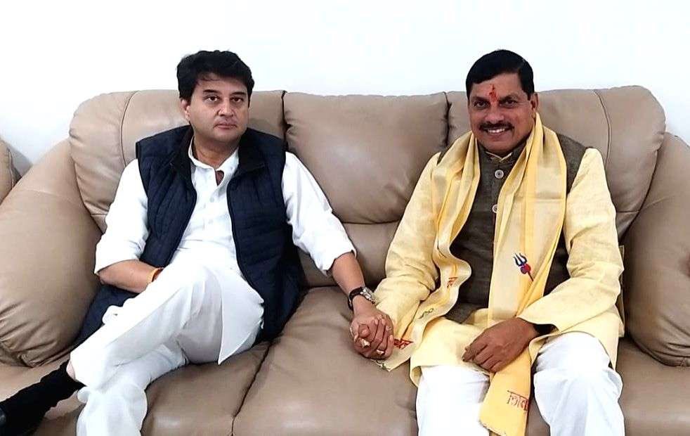ankurshriguna's tweet photo. -------  अपील  -------

माननीय केंद्रीय मंत्री श्रीमंत महाराज साहब @JM_Scindia जी के अथक प्रयासों से गुना जिले के विकास, रोजगार एवं औद्योगिक प्रगति के नए अध्याय का शुभारंभ होने जा रहा है ।@AdaniOnline द्वारा गुना के ग्राम मावन में 
1000 करोड़ रुपये के विशाल सीमेंट प्लांट स्थापित किया जा रहा है जिसके शिलान्यास एवं विशाल जनसभा  कार्यक्रम में,
प्रदेश के यशस्वी मुख्यमंत्री@DrMohanYadav51 जी, केंद्रीय मंत्री श्रीमंत @JM_Scindia जी, प्रसिद्ध उद्योगपति श्री @gautam_adani जी गुना पधार रहे हैं ।

इस अवसर पर, 
आप सभी क्षेत्रवासियों से विनम्र आग्रह है कि अधिक से अधिक संख्या में पहुंचकर इस ऐतिहासिक एवं जनहितकारी कार्यक्रम को सफल बनाएं तथा गुना के विकास के इस स्वर्णिम क्षण के साक्षी बनें।

दिनाँक :- 10 मई 2026 रविवार
स्थान :- दशहरा मैदान, गुना 
समय :- दोपहर 2 बजे 

आइए, साथ मिलकर विकास और रोजगार के नए युग का स्वागत करें ।

निवेदक:
अंकुर श्रीवास्तव 
जिला मीडिया प्रभारी 
भारतीय जनता पार्टी ,जिला गुना
@BJP4MP @AdaniKaran @PranavAdani @Ashish_HG @Dharmendrasguna @Iamsisodia123Ms @Officejmscindia @CMMadhyaPradesh