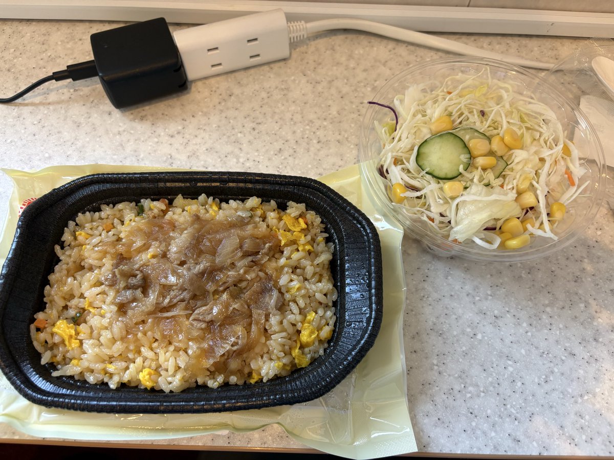 tetsu31415's tweet photo. 昼食は生姜焼き&amp;チャーハン(自販機)と生野菜(持ち込み) https://t.co/QuG3f94STw