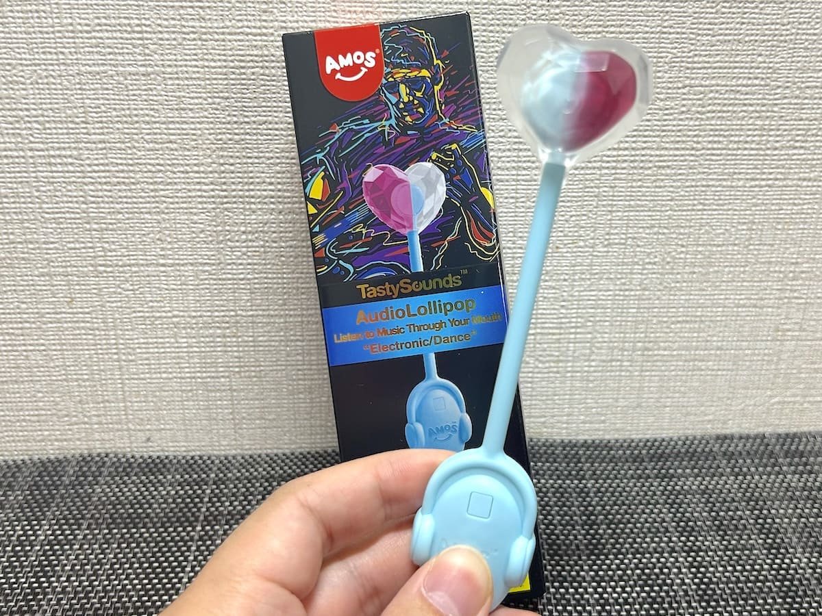 otakumatch's tweet photo. 「音楽が聴けるキャンディー」という意味不明すぎる商品を発見。実際に舐めてみたら、本当に脳内に音楽が響いてきました。

なんだこれ。

■舐めると音楽が聞こえるキャンディーが意味不明すぎた　骨伝導ロリポップを試してみた
https://t.co/pC1SjZHmLt https://t.co/rhOI0eEXtV