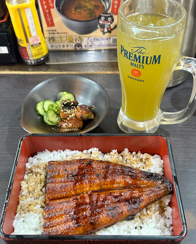 tugba_vural's tweet photo. ここのうなぎ丼、すごく美味しいね😋
#うなぎ丼 https://t.co/NHFkFbozeQ