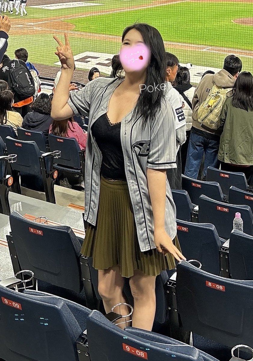 유니폼이 저게 사이즈가 95 거든? 
핏하게 입으려면 차라리 키즈를 살까??

이번 꿈순이 에디션 너무 탐남