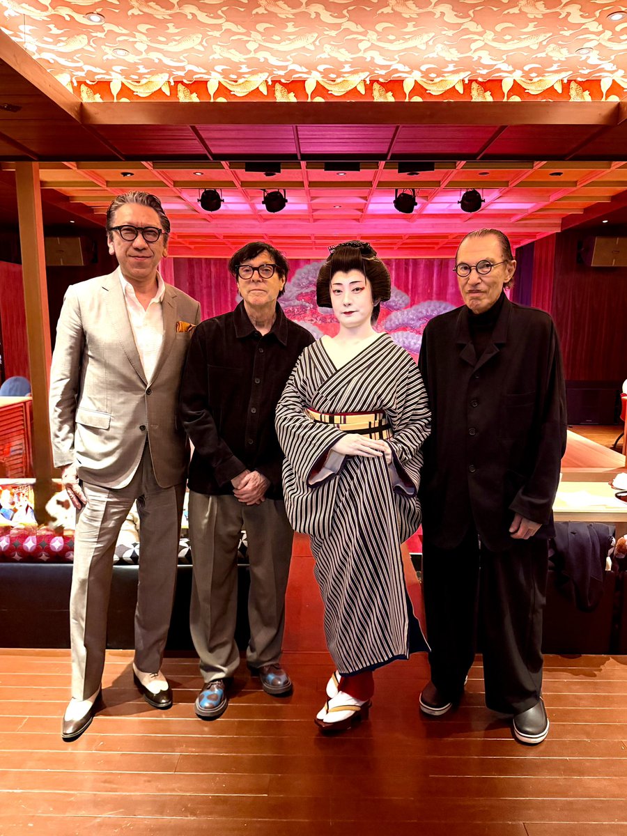 Official_Hotei's tweet photo. スパークスのお二人を、日本橋の能舞台があるレストラン「水戯庵」へお招きし、日本舞踊を観ながらディナーをご一緒しました。

美味しい料理（ロンさんはベジタリアン）をいただきながら、深い日本への愛、ワールドツアーの話、音楽のルーツ、ジミ・ヘンドリックスやツェッペリンを生で観た話、ミック・ロンソン、ブライアン・フェリー、ジョルジオ・モロダーとの秘話まで、ロックファン垂涎のエピソードが次々と。

興奮が止まらぬ夢のような時間でした。

最後にはお店の方からのサインのお願いにも、丁寧なお礼のメッセージを添えて応じる、どこまでも誠実で紳士なお二人。その人柄にも皆さん感激していました。

憧れのスパークスと過ごした3日間は、忘れられない思い出です。

ありがとう！ロンさん、ラッセルさん。

ツアーの無事完走をお祈りしています！
お言葉に甘えて、世界のどこかの街にギターを持って会いに行きますね！

#sparks #布袋寅泰 #hotei #水戯庵  #kimonomyhouse
