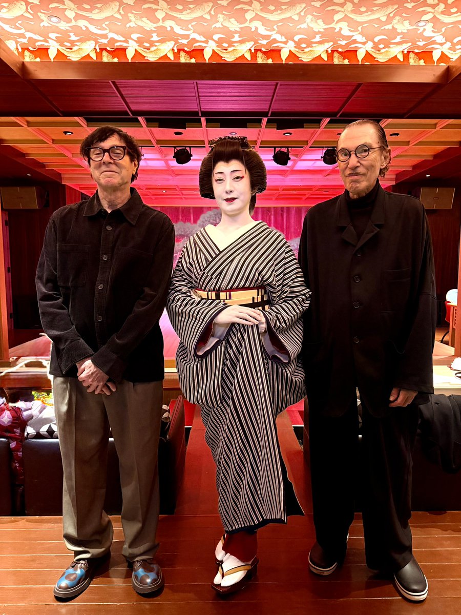 Official_Hotei's tweet photo. スパークスのお二人を、日本橋の能舞台があるレストラン「水戯庵」へお招きし、日本舞踊を観ながらディナーをご一緒しました。

美味しい料理（ロンさんはベジタリアン）をいただきながら、深い日本への愛、ワールドツアーの話、音楽のルーツ、ジミ・ヘンドリックスやツェッペリンを生で観た話、ミック・ロンソン、ブライアン・フェリー、ジョルジオ・モロダーとの秘話まで、ロックファン垂涎のエピソードが次々と。

興奮が止まらぬ夢のような時間でした。

最後にはお店の方からのサインのお願いにも、丁寧なお礼のメッセージを添えて応じる、どこまでも誠実で紳士なお二人。その人柄にも皆さん感激していました。

憧れのスパークスと過ごした3日間は、忘れられない思い出です。

ありがとう！ロンさん、ラッセルさん。

ツアーの無事完走をお祈りしています！
お言葉に甘えて、世界のどこかの街にギターを持って会いに行きますね！

#sparks #布袋寅泰 #hotei #水戯庵  #kimonomyhouse