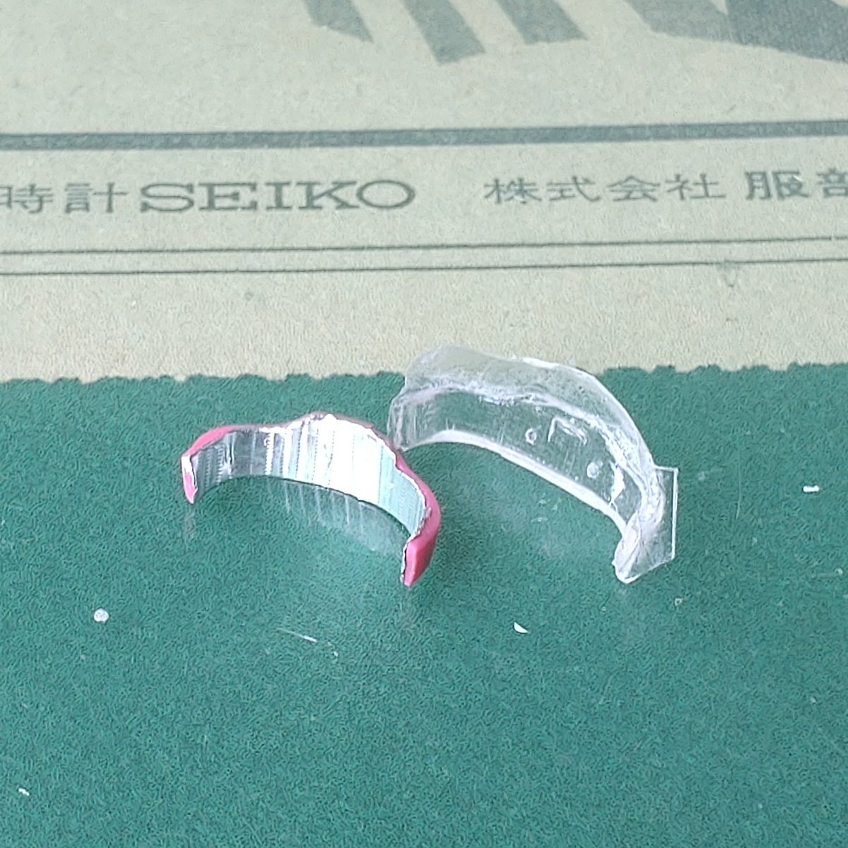 さて本日紹介させていただきますのはダイソーのアルミテープでございます
アルミ面をメッシュに向けて裏から鉛筆のお尻等でゴシゴシこするとパターンが転写された凸凹シールが作れます
そのままリフレクターに使うもよし、原型に貼り付けた後型取りするもヨシ！