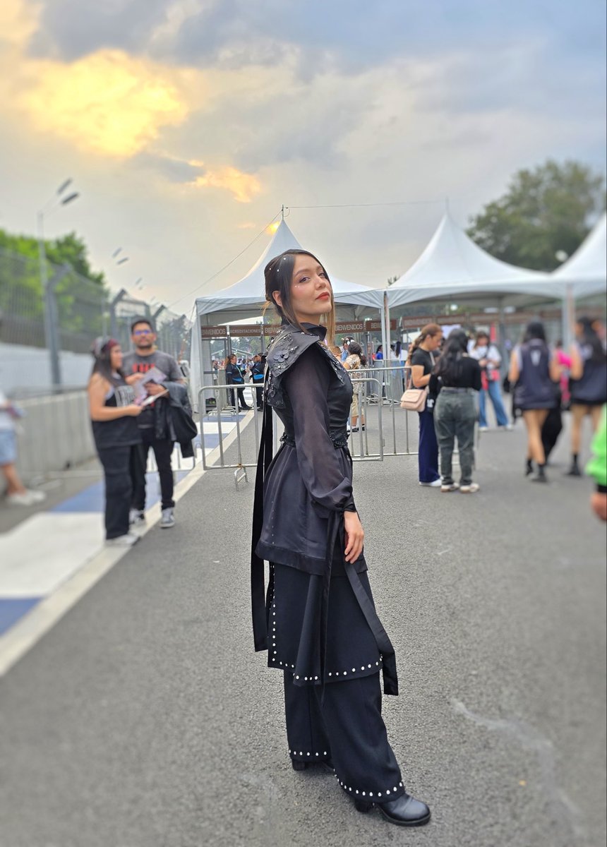 heyitsdamy's tweet photo. No puedo superar mi outfit para BTS, lo siento… ✨💜

#BTS_ARİRANG #btsenméxico #BTSMéxico #bts_hooligan https://t.co/FnDepgg3t3