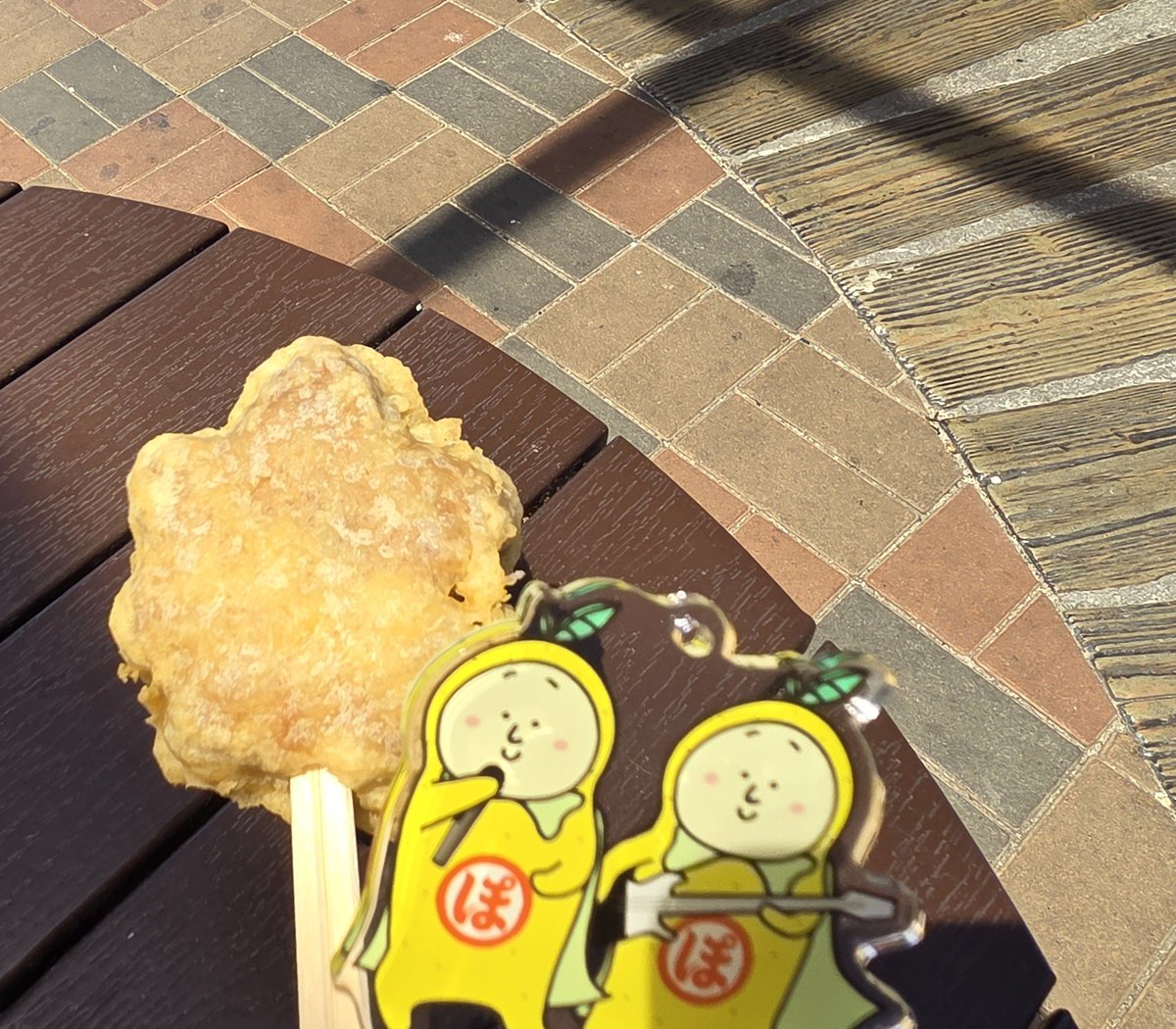 halfboildegg's tweet photo. お昼食べるのに寄ったところであげもみじ売ってたので食後に食べました〜美味しかった！！ https://t.co/uRAHmtAF2y