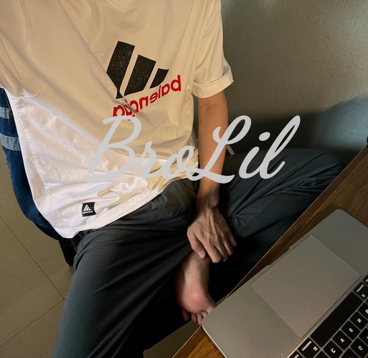 BroLil3's tweet photo. 开会也不老实 https://t.co/T64W6oSCf4