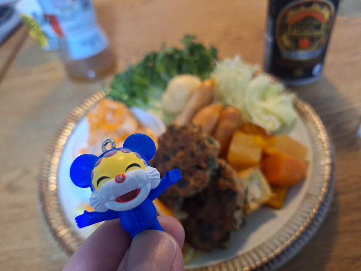 ROM_PIN's tweet photo. ニャンチュウ拾った https://t.co/DdG0AATGvt